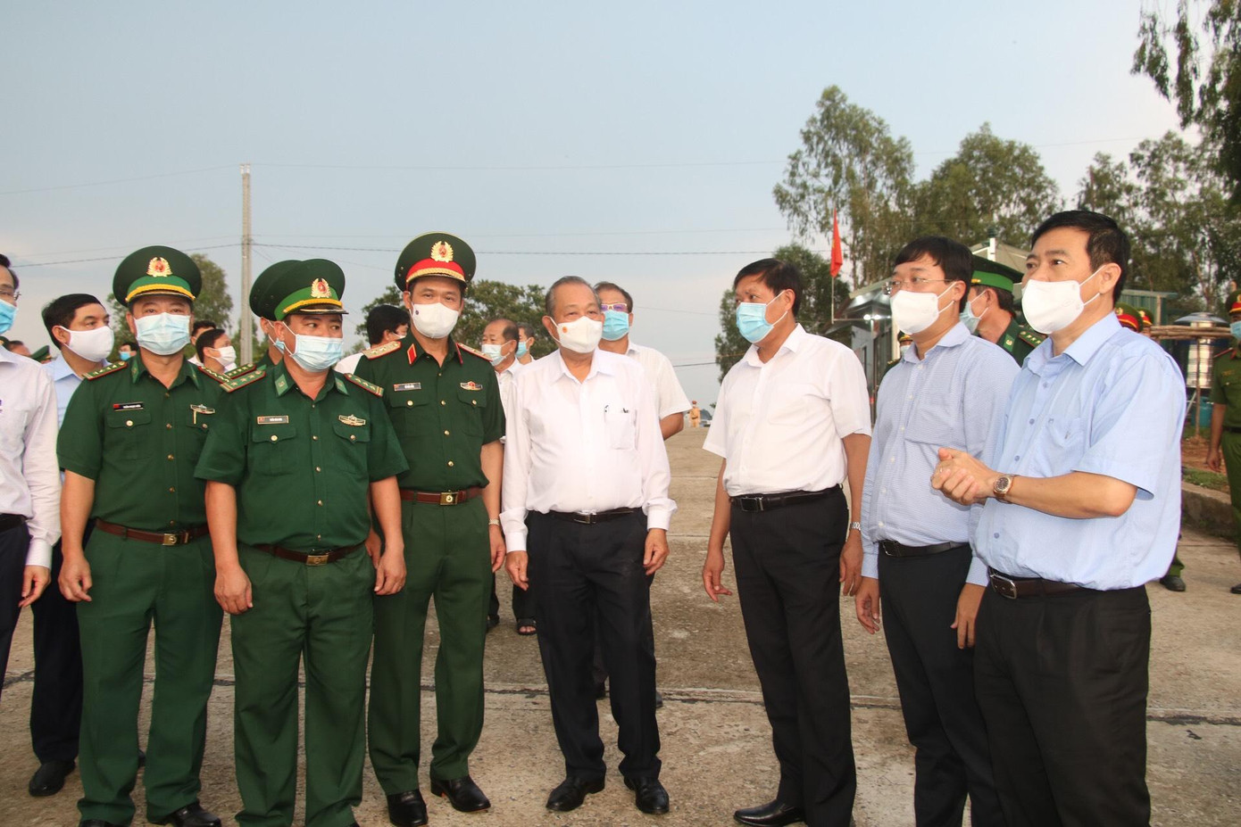 Phó Thủ tướng Trương Hòa Bình thăm Đồn Biên phòng cửa khẩu Quốc tế Dinh Bà, huyện Tân Hồng. - Ảnh: V.K