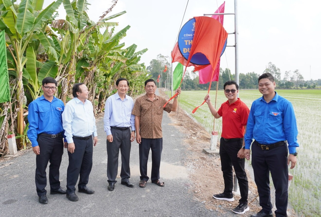 Khánh thành công trình thắp sáng đường quê bằng đèn năng lượng mặt trời.