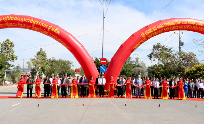 Lãnh đạo 2 nước Việt Nam - Campuchia cắt băng khánh thành cửa khẩu Thường Phước - Kaoh Roca.