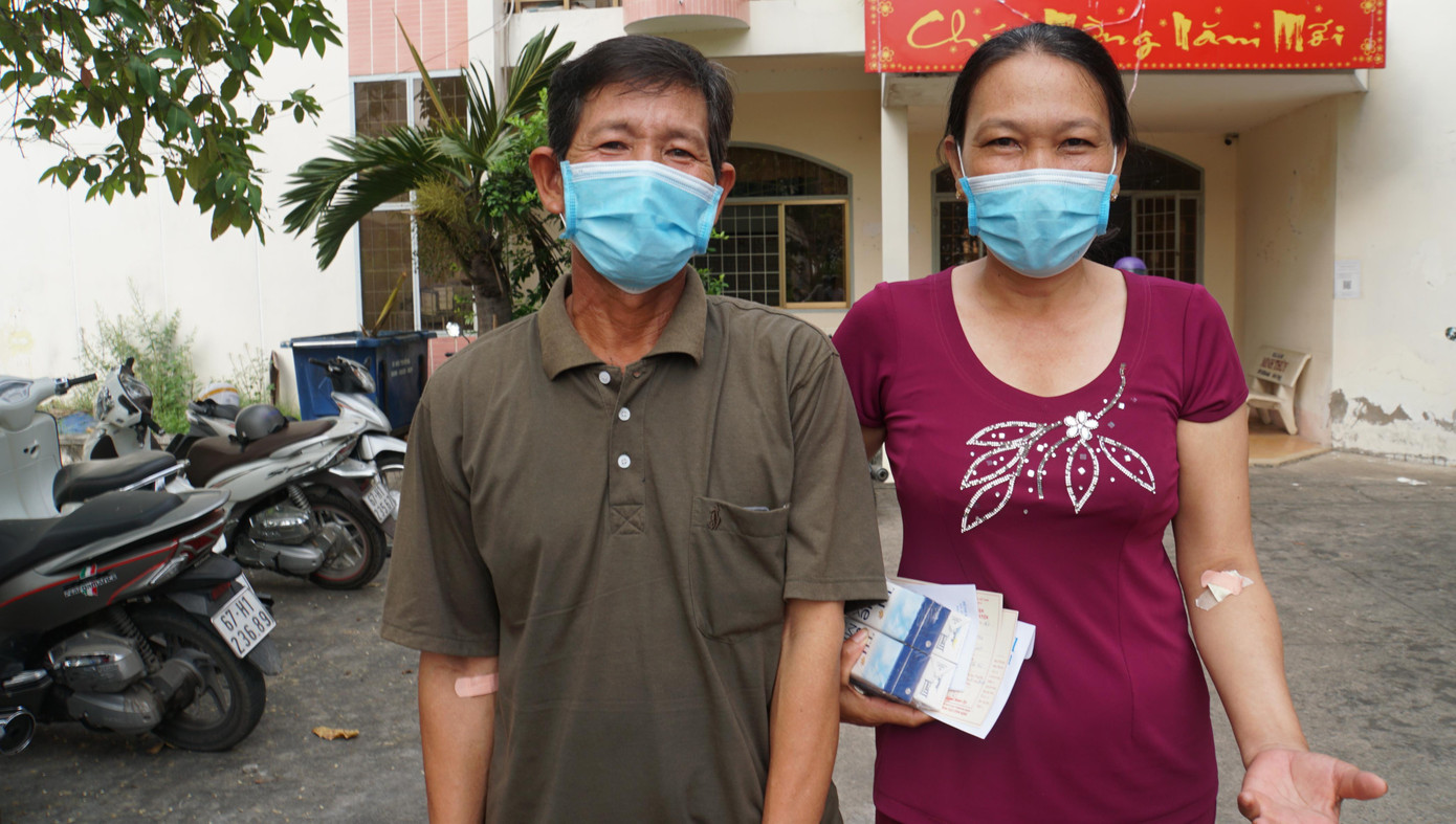 Ông Bùi Văn Sang cùng vợ tham gia hiến máu. - Ảnh: Hòa Hội