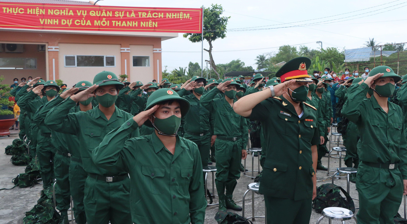 Tân binh Phan Đức Mạnh, đại diện cho 145 thanh niên huyện Thanh Bình lên đường nhập ngũ hứa sẽ tiếp tục phấn đấu học tập rèn luyện, để hoàn thành tốt nhiệm vụ của một quân nhân, đáp lại niềm kỳ vọng mà gia đình, người thân đã gửi gắm trước ngày lên đường nhập ngũ.
