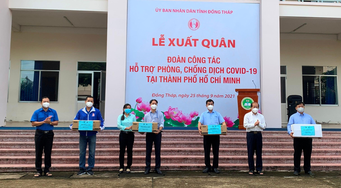 Lãnh đạo UBND tỉnh Đồng Tháp động viên cán bộ y tế trước khi lên đường hỗ trợ TPHCM.- Ảnh: V.K