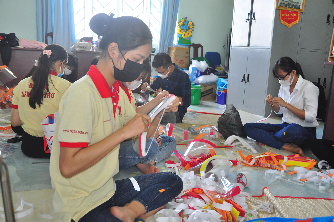 Trong văn phòng Đoàn trường Đại học Nam Cần Thơ mấy hôm nay luôn rộn ràng tiếng nói cười. Lê Thị Tường Vy, Hoa khôi Sinh viên Việt Nam 2020, Người đẹp áo dài Hoa hậu Việt Nam 2020, cùng Thạch Thu Thảo, Hoa khôi đại học Nam Cần Thơ 2021 và nhóm sinh viên miệt mài làm 1.000 mũ chống giọt bắn để hỗ trợ các chốt kiểm soát phòng dịch trên địa bàn thành phố Cần Thơ. - Ảnh: Hòa Hội