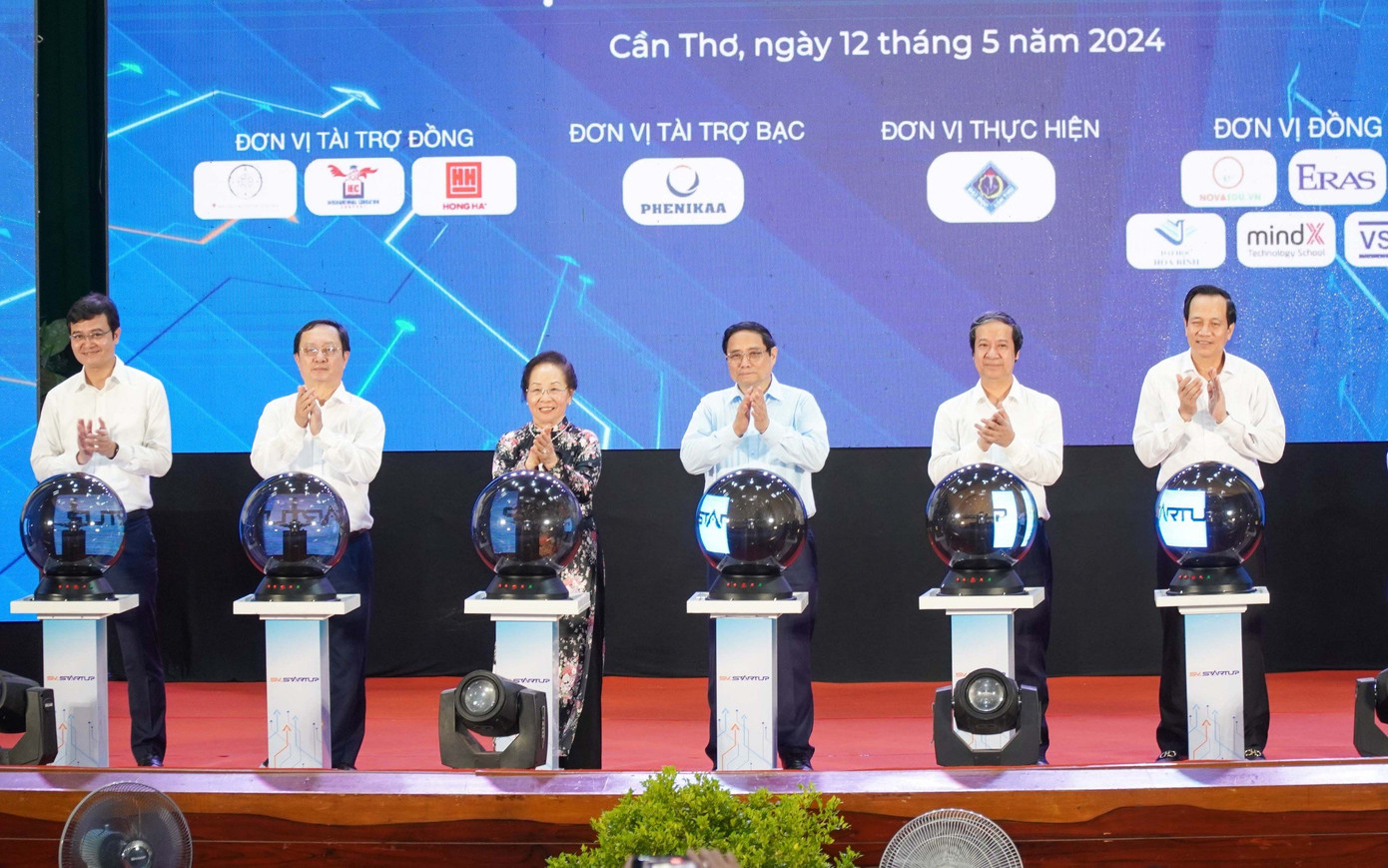 Thủ tướng cũng lãnh đạo, nguyên lãnh đạo Đảng, Nhà nước, Các Bộ ngành ấn nút khai mạc ngày hội khởi nghiệp.