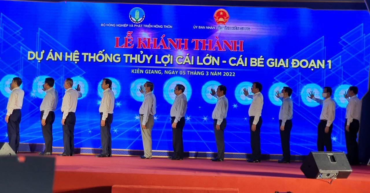 Thủ tướng Phạm Minh Chính cùng lãnh đạo các Bộ, ngành thực hiện nghi thức khánh thành dự án Cái Lớn - Cái Bé.