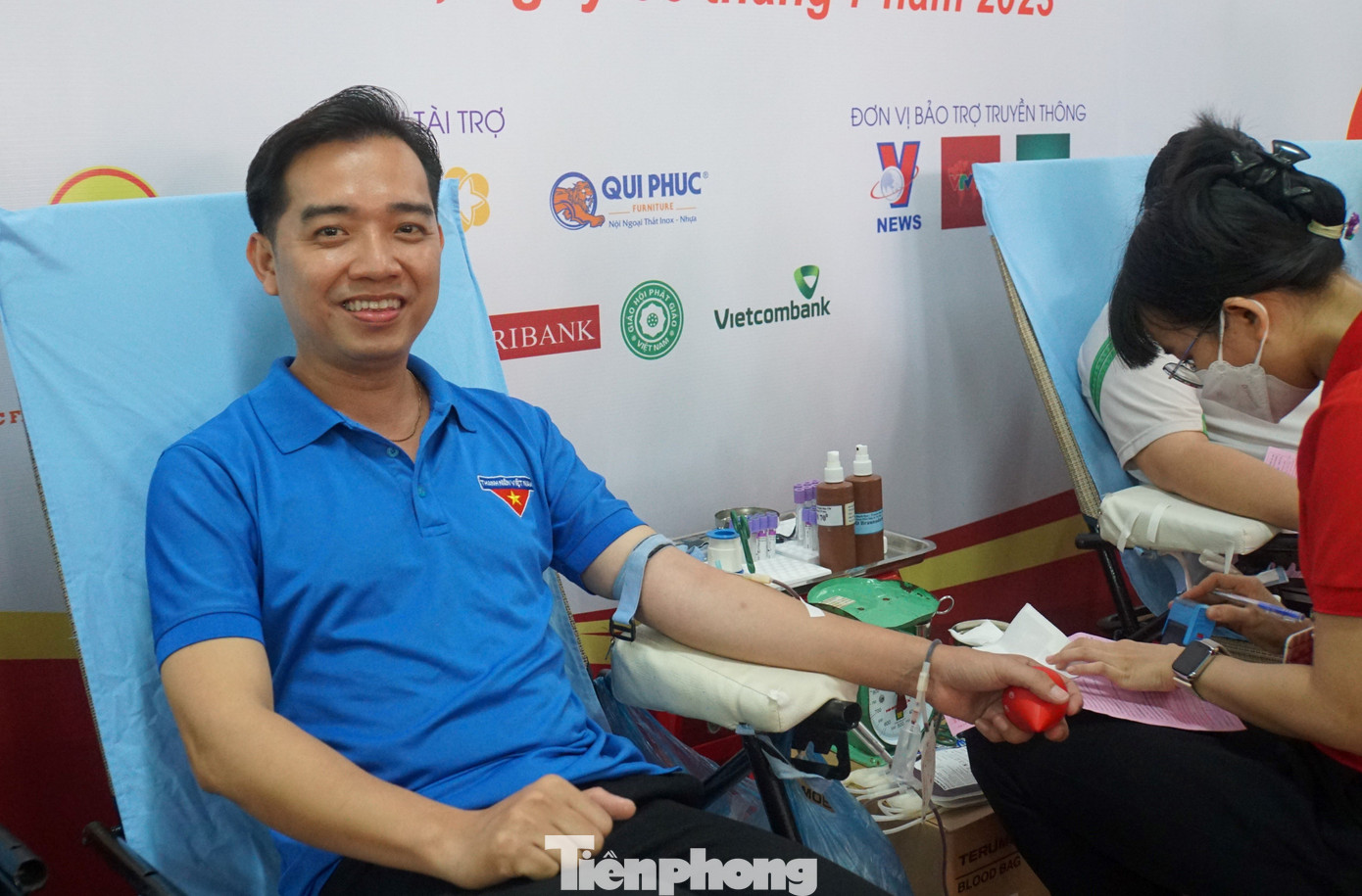 Cán bộ Thành Đoàn Cần Thơ háo hức tham gia hiến máu tình nguyện. Ảnh: Hòa Hội