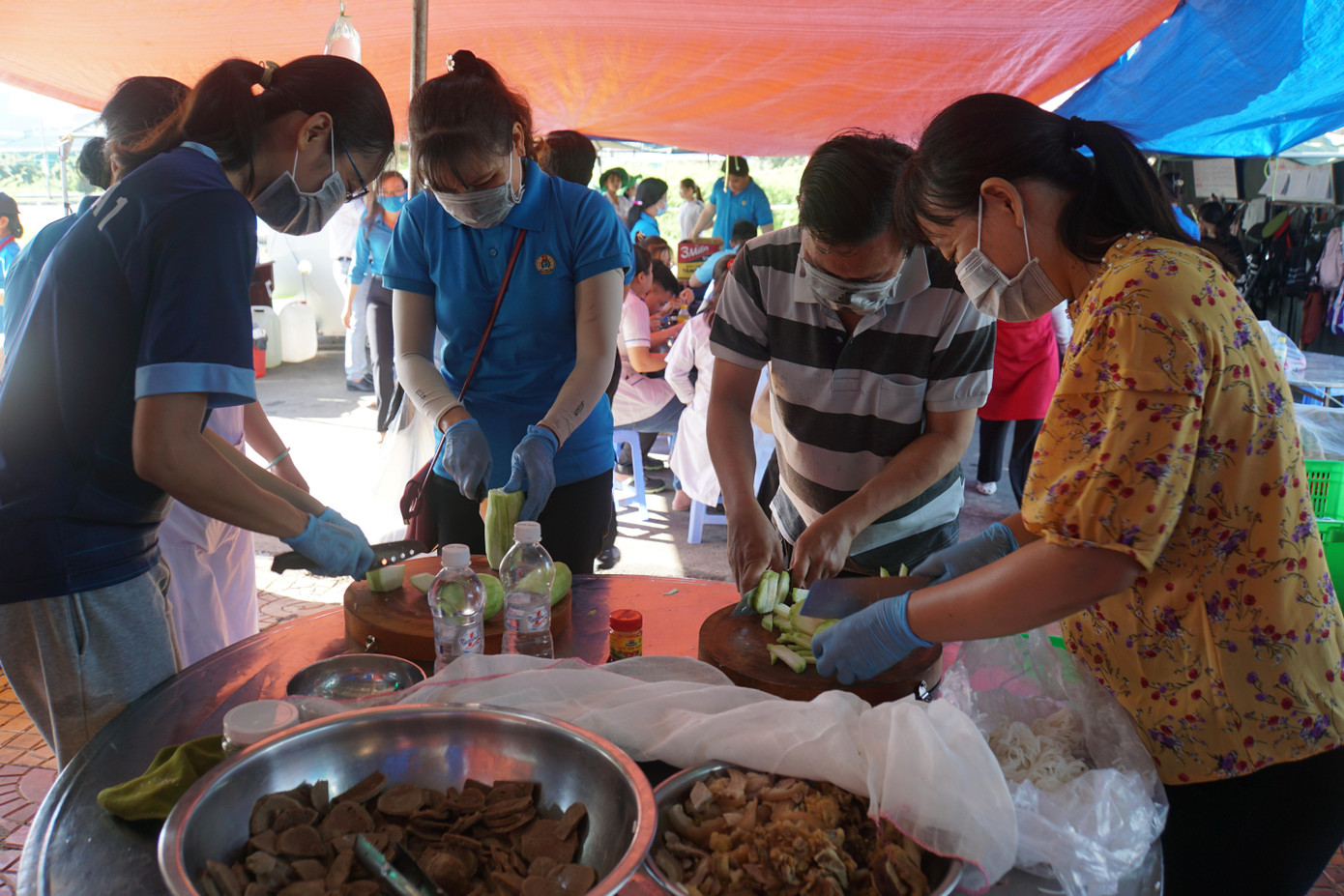 Thầy cô giáo chuẩn bị bữa ăn trưa cho lực lượng chống dịch