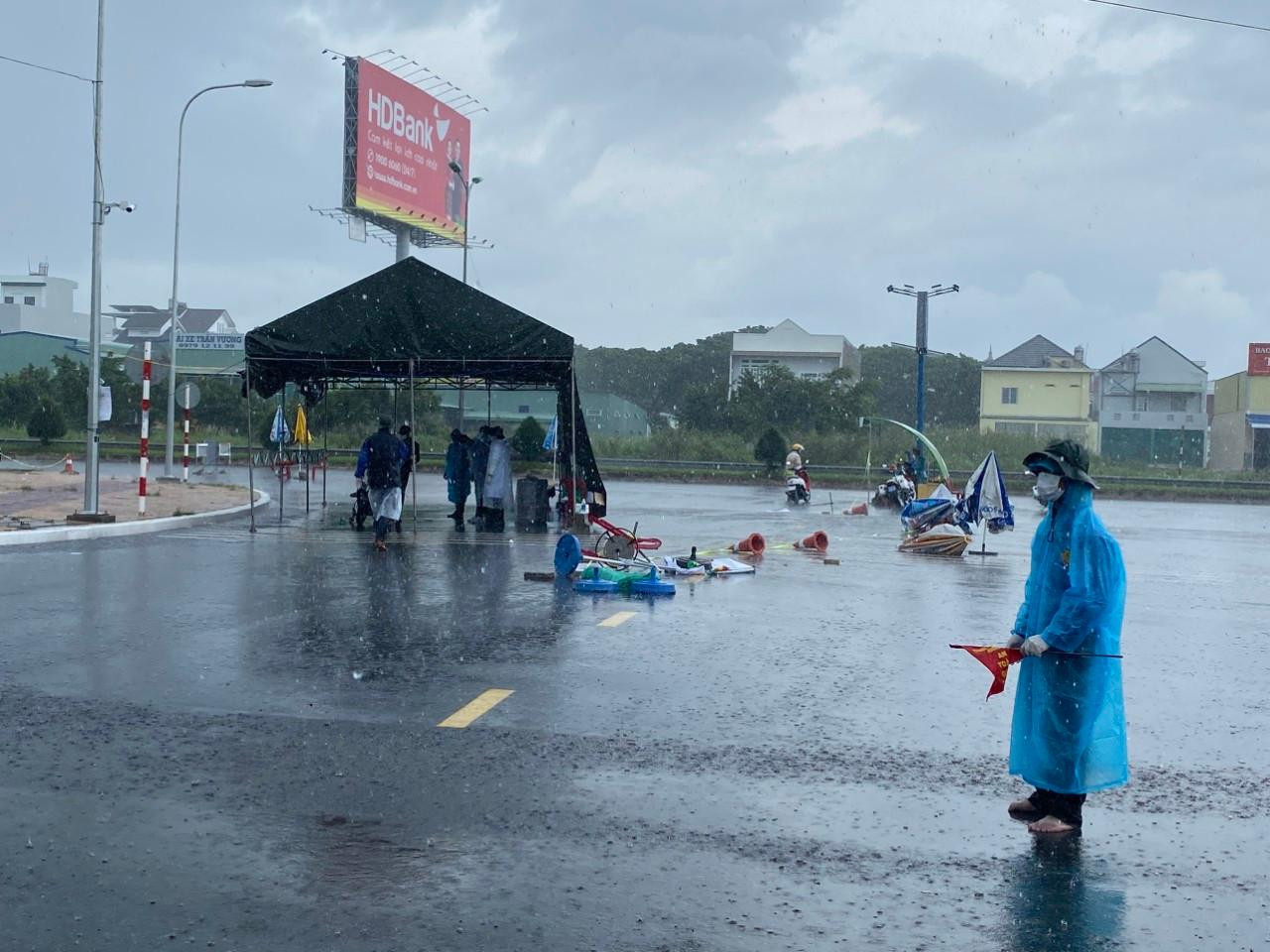 Tình nguyện viên dầm mưa làm nhiệm vụ