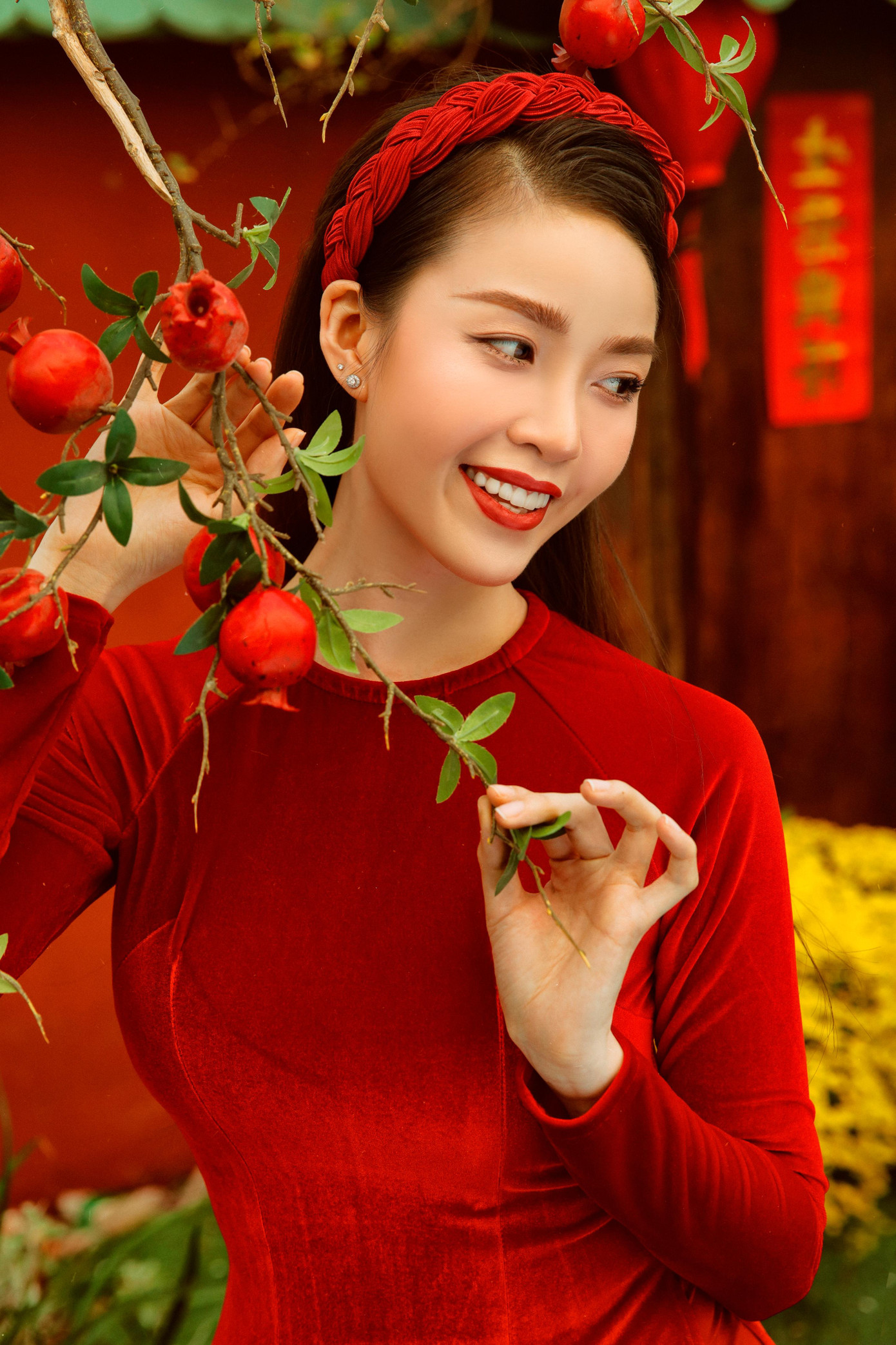 Trải qua năm 2021 với nhiều biến động, đặc biệt là tình hình dịch bệnh khiến cuộc sống trở nên khó khăn và thách thức, bước sang đầu xuân 2022, Hoa khôi Sinh viên Cần Thơ 2015 Vũ Thanh Tú mong muốn mọi người được bình yên, hạnh phúc. Đồng thời, cô bày tỏ trân trọng từng khoảnh khắc được sống và nhìn thấy những người thân yêu khỏe mạnh. - Ảnh: NVCC