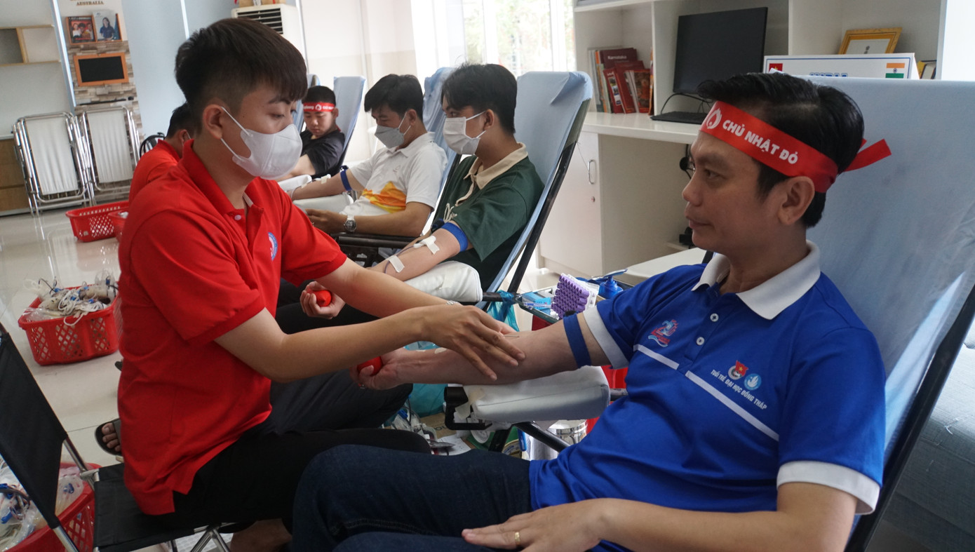 TS. Nguyễn Quốc Vũ, Phó Hiệu trưởng trường Đại học Đồng Tháp tham gia hiến máu. Ảnh: Hòa Bình