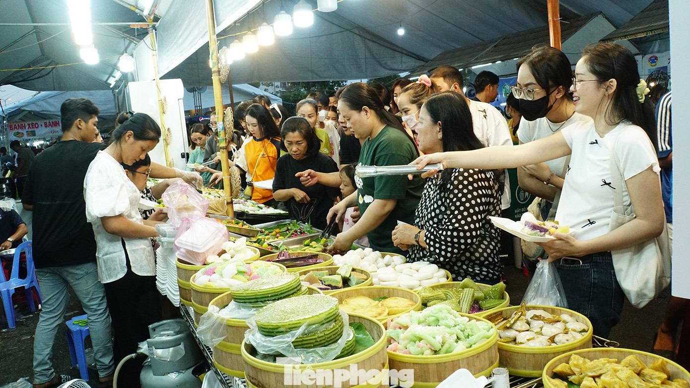 Lãnh đạo UBND TP. Cần Thơ cho biết, thành phố đã và đang tập trung phát huy tối đa tiềm năng, lợi thế, khai thác hiệu quả tài nguyên du lịch; trong đó, đặc biệt quan tâm công tác bảo tồn và phát huy các giá trị văn hoá ẩm thực; đa dạng sản phẩm dịch vụ du lịch, thúc đẩy du lịch trở thành ngành kinh tế mũi nhọn, tạo động lực phát triển. Ảnh: Hòa Hội.