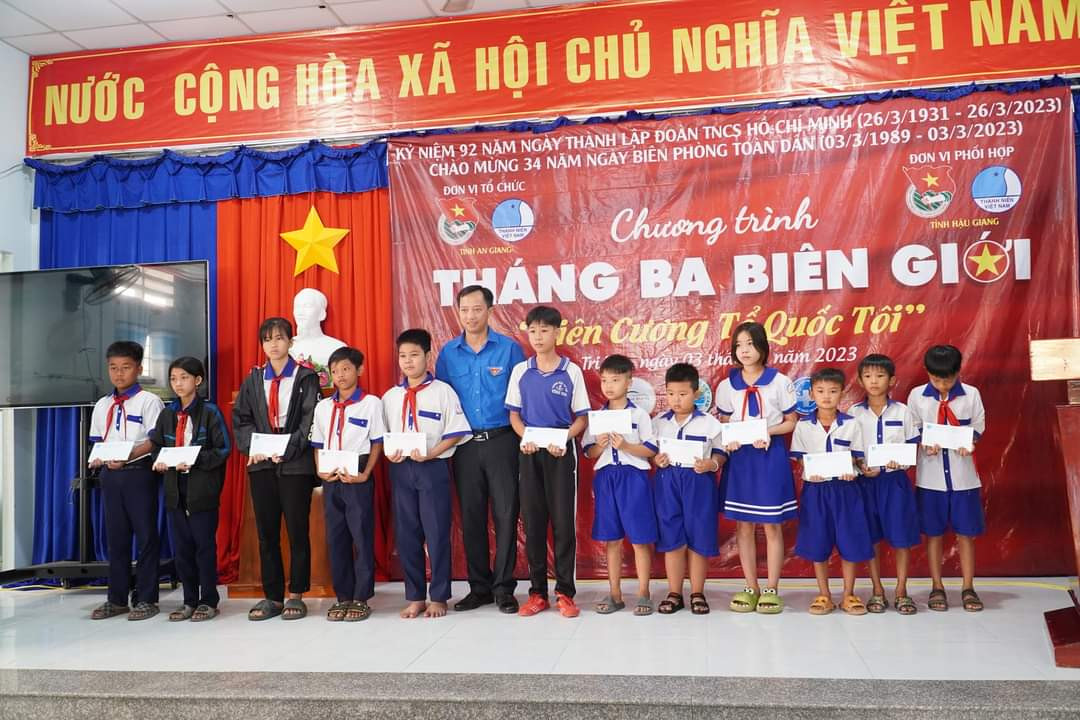Anh Trương Minh Hoàng, Phó Bí thư Tỉnh Đoàn Hậu Giang trao tặng quà cho học sinh.