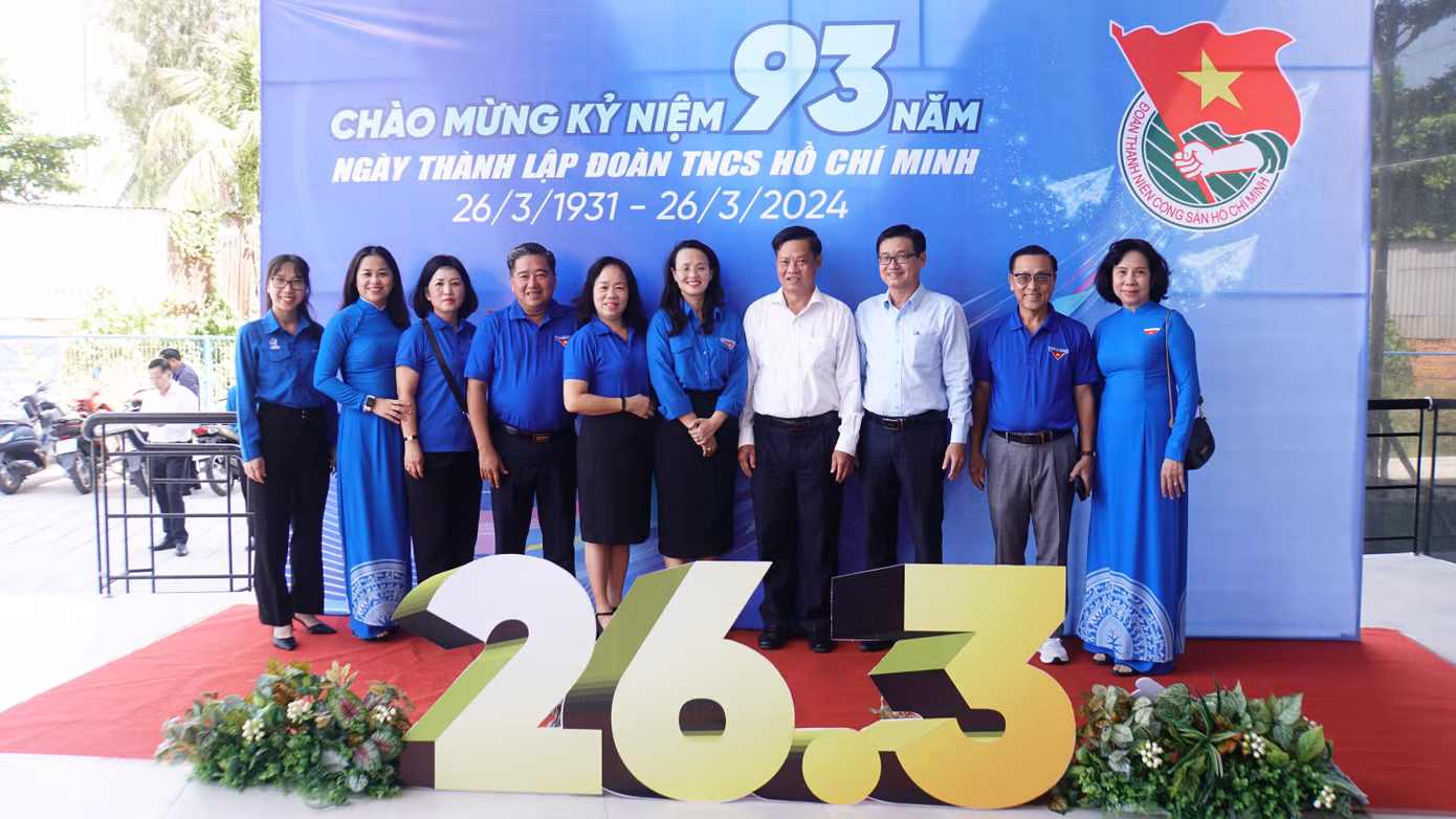 Cán bộ Đoàn qua các thời kỳ chụp ảnh lưu niệm. Ảnh: Hòa Hội