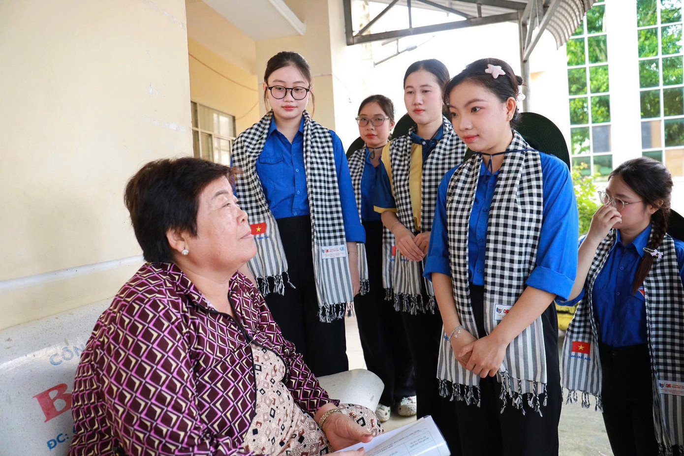 Tại buổi ra quân, các bạn sinh viên đã trực tiếp hướng dẫn người dân tạo tài khoản định danh điện tử VNeID, đăng ký định danh mức 2, tiếp cận và sử dụng các dịch vụ công trực tuyến một cách hiệu quả, thuận tiện. Tại buổi ra quân, các bạn sinh viên đã trực tiếp hướng dẫn người dân tạo tài khoản định danh điện tử VNeID, đăng ký định danh mức 2, tiếp cận và sử dụng các dịch vụ công trực tuyến một cách hiệu quả, thuận tiện.