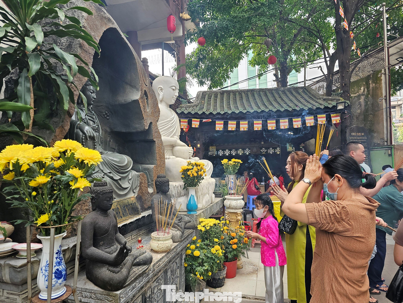 Phật tử thắp nhang cầu nguyện dưới chân tượng Phật Quán Thế Âm Bồ Tát tại chùa Phật Học (Quận Ninh Kiều). Ảnh: Hòa Hội