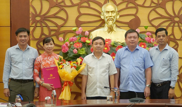 Lãnh đạo Tỉnh ủy Đồng Tháp tặng hoa chúc mừng bà Đinh Thị Thanh Thúy.