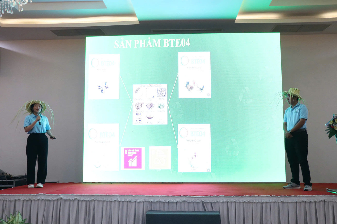 Dự án “Sản xuất thức ăn hữu cơ từ bột vỏ sầu riêng lên men kết hợp nguyên liệu địa phương” của nhóm thí sinh Võ Trần Anh Huy, Nguyễn Thanh Thúy xuất sắc đạt giải Nhất. Dự án “Sản xuất thức ăn hữu cơ từ bột vỏ sầu riêng lên men kết hợp nguyên liệu địa phương” của nhóm thí sinh Võ Trần Anh Huy, Nguyễn Thanh Thúy xuất sắc đạt giải Nhất.