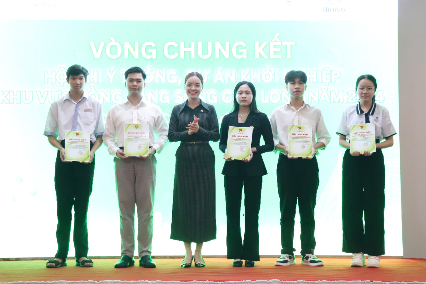 Ban tổ chức trao giấy chứng nhận vào vòng chung kết cho các thí sinh. Ban tổ chức trao giấy chứng nhận vào vòng chung kết cho các thí sinh.