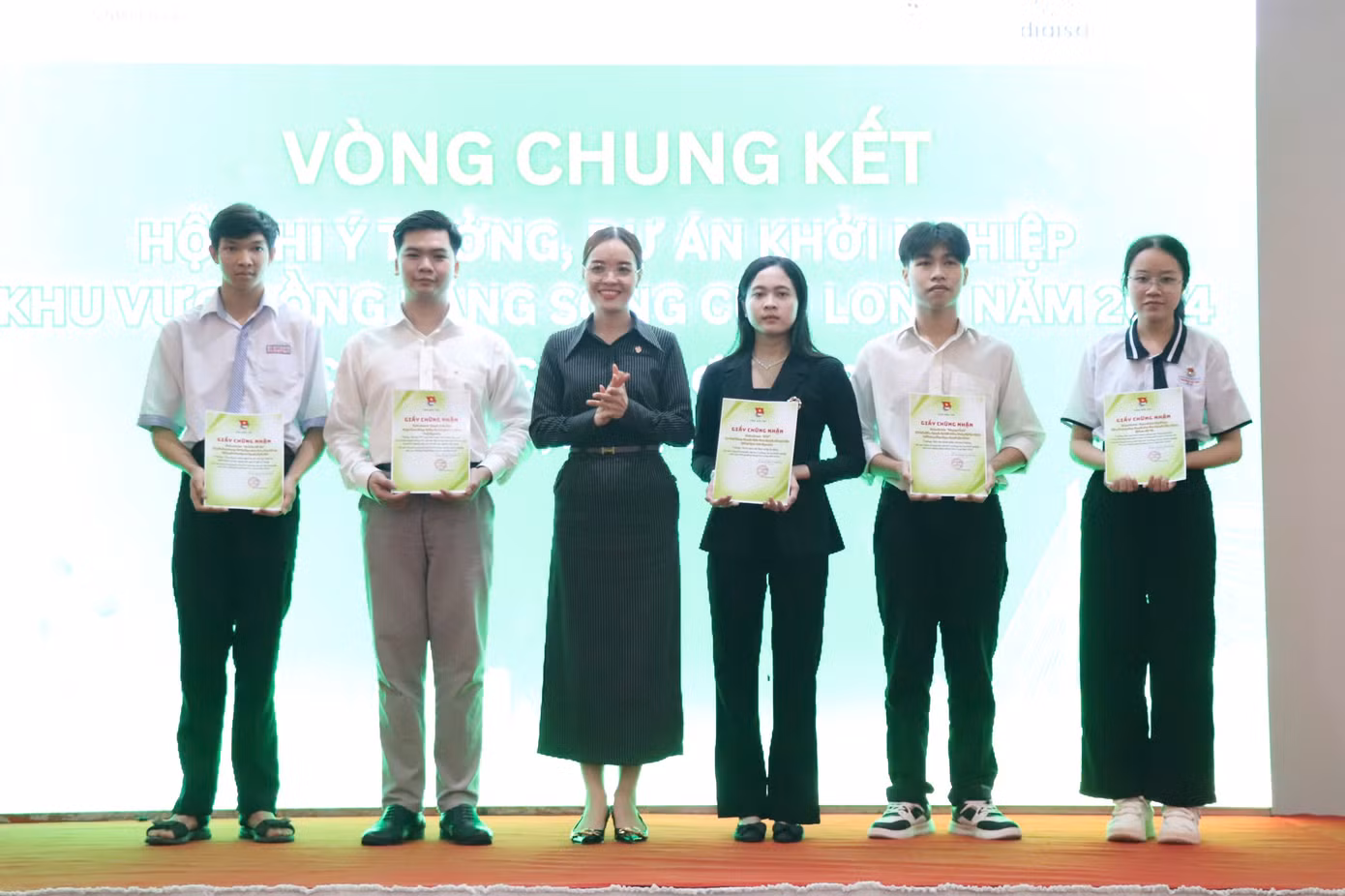 Ban tổ chức trao giấy chứng nhận vào vòng chung kết cho các thí sinh. Ban tổ chức trao giấy chứng nhận vào vòng chung kết cho các thí sinh.