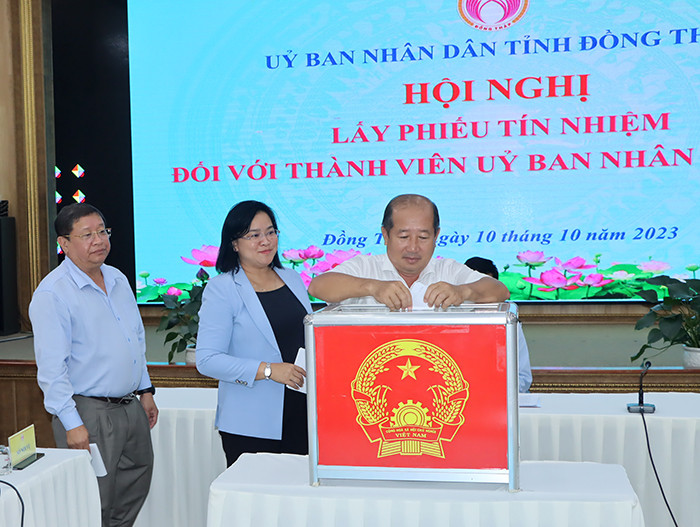 Các đại biểu bỏ phiếu. (Ảnh. V. Tiến)