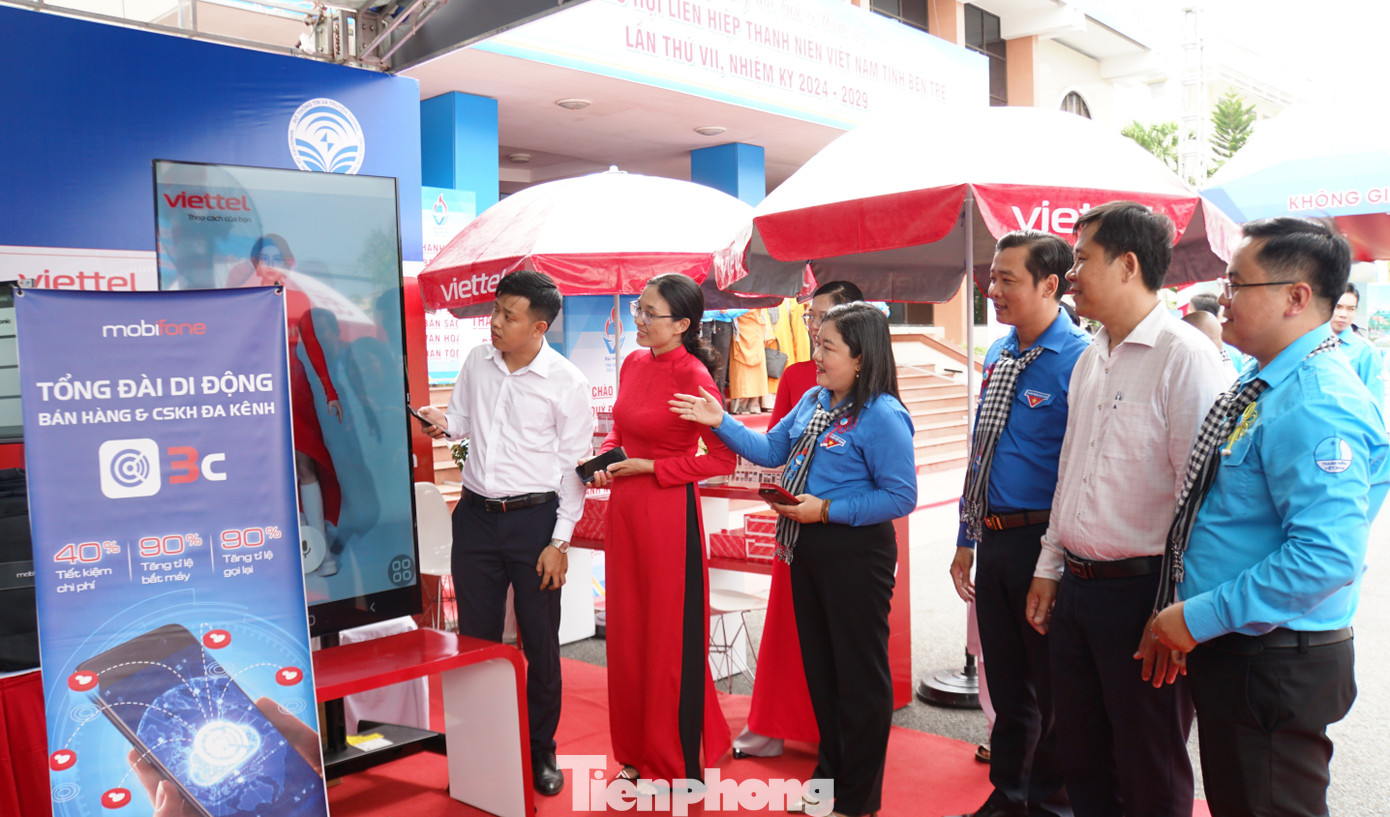 Thường trực Tỉnh Đoàn Bến Tre tham quan gian hàng chuyển đổi số. Ảnh: Hòa Hội