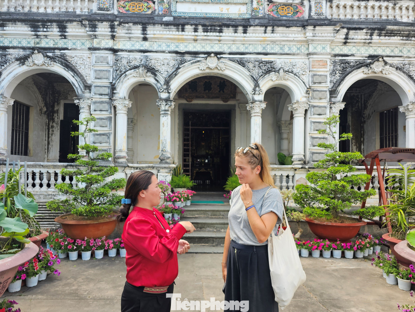 Một du khách người Pháp đến tham quan nhà cổ Huỳnh Thủy Lê. Cô cho biết ở bên Pháp tiểu thuyết Người tình rất nổi tiếng nên lần này đi du lịch sang Việt Nam đã tìm đến Đồng Tháp để tham quan, tìm hiểu ngôi nhà gắn với chuyện tình này. Ảnh: Hòa Hội.