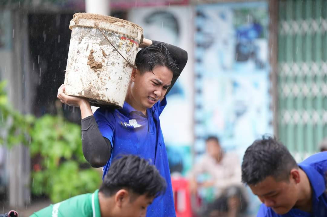 Sinh viên tình nguyện tham gia xây dựng nông thôn mới.