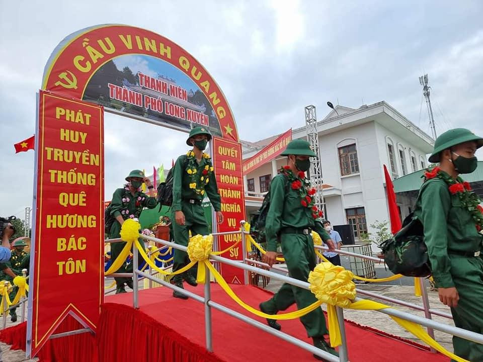 Theo đó, 100% huyện, thị xã, thành phố ở An Giang đã hoàn thành chỉ tiêu giao, quân. Toàn tỉnh tuyển chọn 1.744 thanh niên giao về các đơn vị, gồm: Bộ Chỉ huy Quân sự tỉnh, Bộ Chỉ huy Bộ đội Biên phòng tỉnh, Công an tỉnh; Sư đoàn 330, Lữ đoàn 950, Lữ đoàn 6, Lữ đoàn 416 (Quân khu 9). - Ảnh: TĐ AG