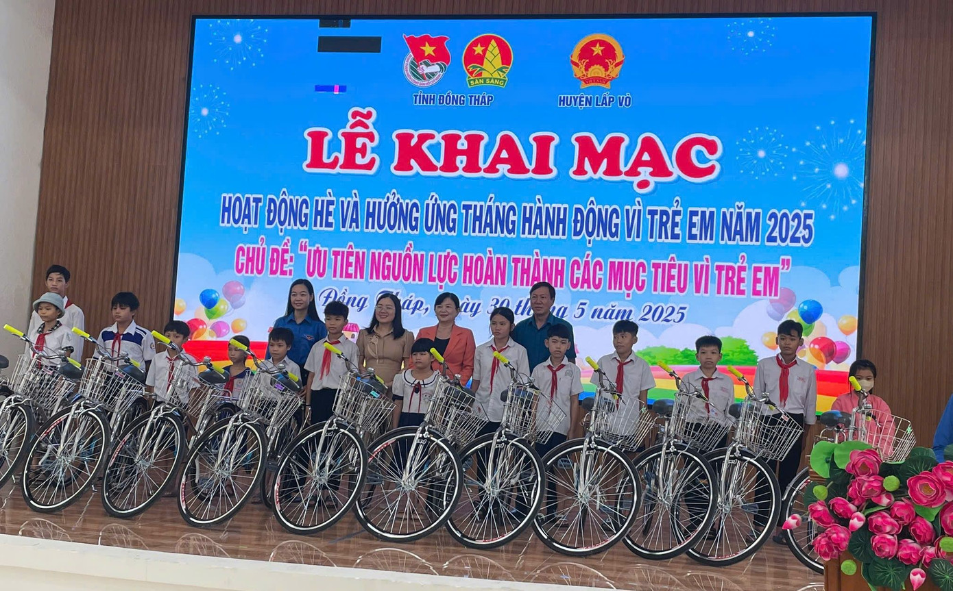 Trao tặng xe đạp cho học sinh nghèo.