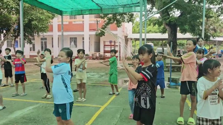 Các em thiếu nhi tham gia trò chơi.