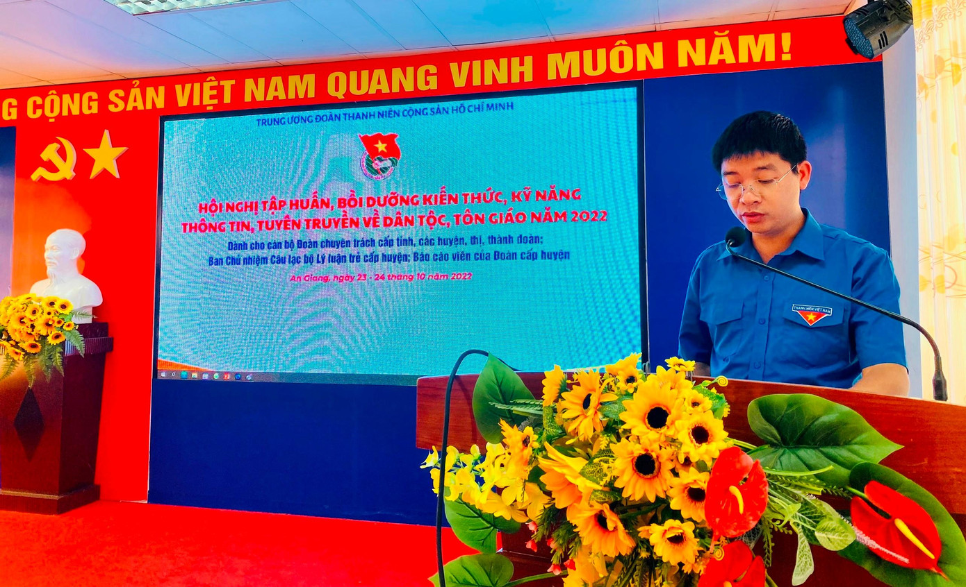 Anh Cù Đức Quân, Phó Trưởng Ban Tuyên giáo Trung ương Đoàn phát biểu.