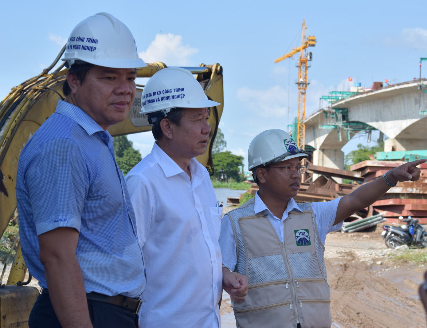 Chủ đầu tư dự án kiểm tra thực tế tại công trình.