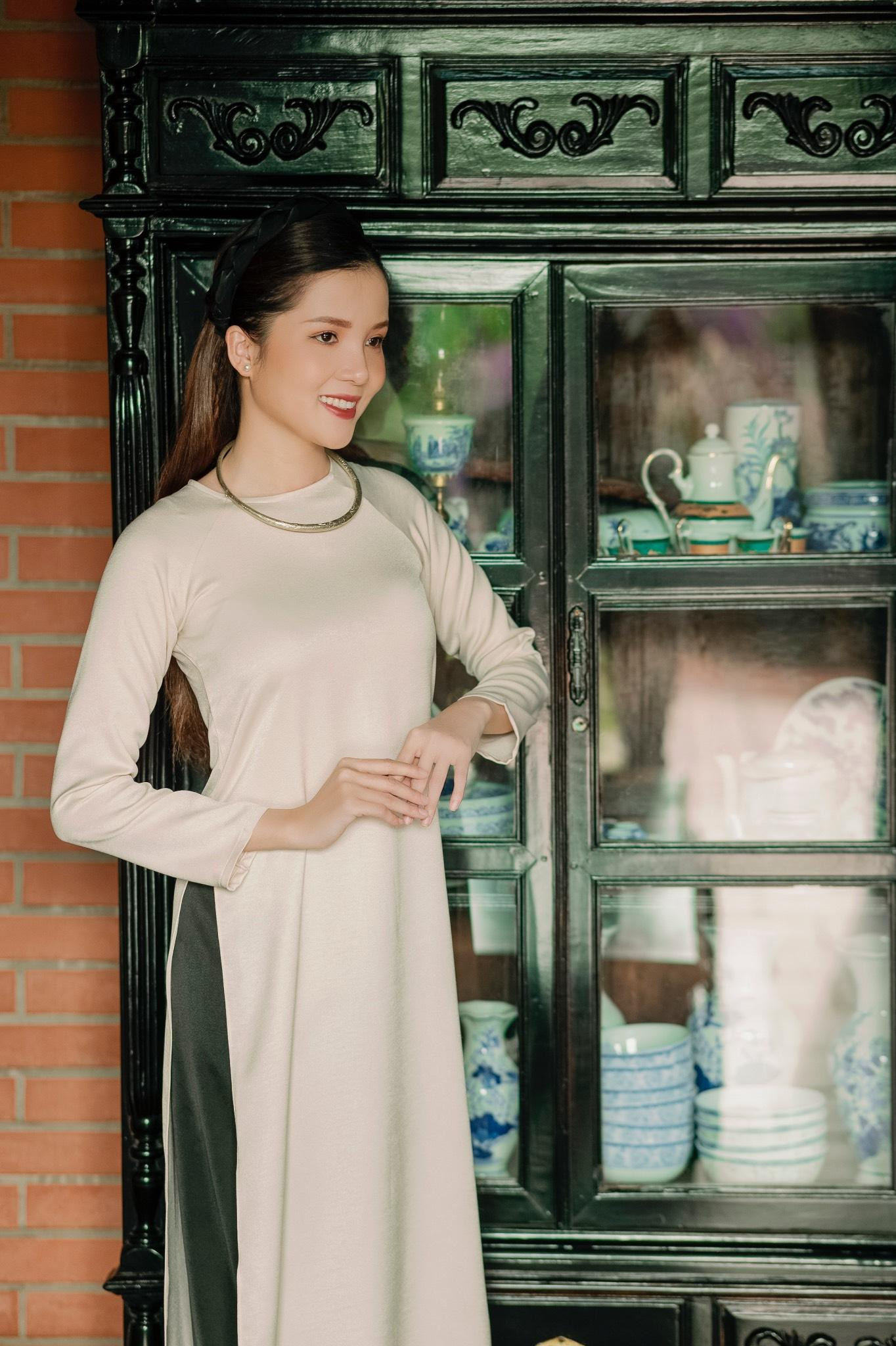 Cô nàng e ấp trong trang phục áo dài truyền thống