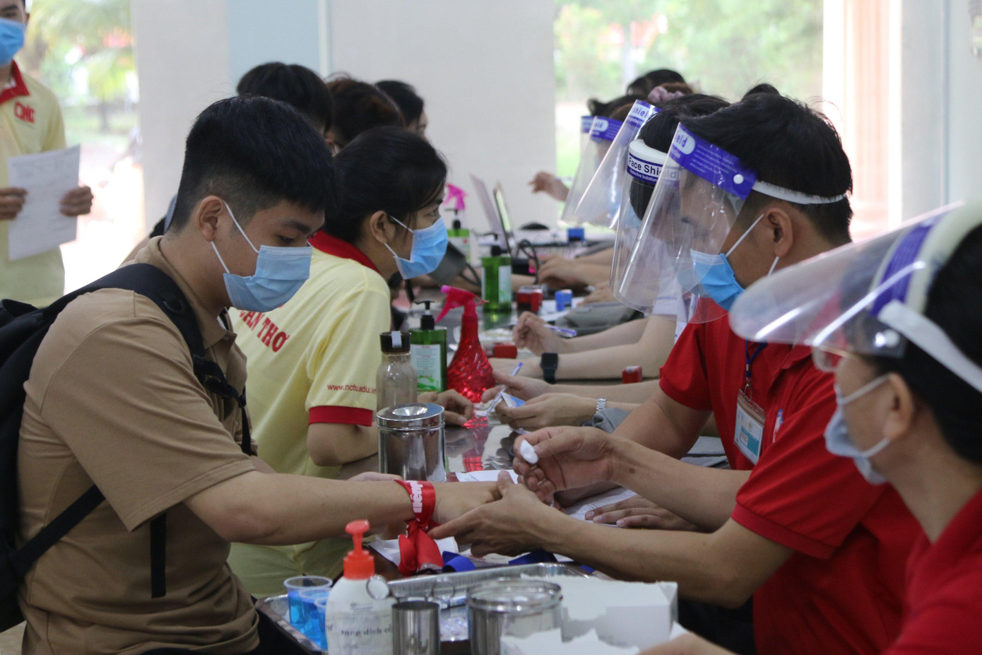 Sinh viên nhiệt tình tham gia hiến máu TS. Nguyễn Văn Quang, Quyền Hiệu trưởng trường đại học Nam Cần Thơ, bà Nguyễn Thị Ánh Nguyệt, Phó chủ tịch Hội chữ thập đỏ TP Cần Thơ, đại diện báo Tiền Phong tại ĐBSCL cùng trên 500 cán bộ, sinh viên tham dự. "Chủ nhật Đỏ” là một trong các hoạt động cộng đồng có sức ảnh hưởng lớn tới xã hội. Chương trình được báo Tiền Phong tổ chức từ năm 2009 với mục đích cao đẹp, mang giọt máu ấm đến với những người nghèo, những bệnh nhân cần máu điều trị trong dịp Tết Nguyên đán hằng năm. Bên cạnh đó, chương trình còn mang thông điệp, tuyên truyền sâu rộng trong các tầng lớp xã hội về phong trào hiến máu tình nguyện. Các bạn sinh viên điền thông tin hiến máu Tính đến nay (31/3/2021) Chủ nhật Đỏ báo Tiền Phong lần thứ 13 năm 2021 đã diễn ra trên 40 tỉnh thành cả nước với 78 điểm hiến máu, tổng số lượng máu tiếp nhận là 59.227 (vượt 12.027 đơn vị máu so với kế hoạch đăng ký là 47.200 đơn vị máu. Chủ nhật Đỏ vẫn tiếp tục diễn ra ở nhiều địa phương. Tại Khu vực ĐBSCL Chủ nhật Đỏ năm 2021 đã diễn ra ở các tỉnh, thành phố: Kiên Giang, An Giang, Đồng Tháp, Trà Vinh, Sóc Trăng, thành phố Rạch Giá, Cần Thơ, Cà Mau với hàng ngàn đơn vị máu đã được dâng hiến. Thông qua chương trình nhân đạo này, BTC tại ĐBSCL đã vận động được trên 104 triệu đồng tiền học bổng cho các em học sinh, sinh viên nghèo. Quang cảnh hiến máu Bạn Nguyễn Huỳnh Châu, Hoa khôi sinh viên TP Cần Thơ 2019, cũng là sinh viên của trường. Cô nói rằng, hiến máu là 1 hành động được tôn vinh và trân trọng, thể hiện được sự chia sẻ, lòng yêu thương giữa con người với nhau trong những lúc khó khăn. "Em rất vinh dự khi được tham dự chương trình Chủ nhật Đỏ đầy tính nhân văn và lần này em lại háo hức hơn vì được tổ chức tại trường ĐH Nam Cần Thơ, ngôi trường mà em đang theo học", Châu nói. Các hoa khôi, Á khôi là sinh viên của trường tham gia chủ nhật Đỏ Bạn Nguyễn Thị Minh Thư, Á khôi Sinh viên TP Cần Thơ 2019, hiện đang học năm 4 ngành Dược (ĐH Nam Cần Thơ) lần thứ 2 đồng hành với Chủ nhật Đỏ. Thư chia sẻ rằng, đây là một chương trình ý nghĩa và nhân văn. Hiến máu là hành động ý nghĩa và cao cả; hơn thế mang tinh thần yêu thương và chia sẻ với cộng đồng, mỗi đơn vị máu mà chúng ta cho đi đều mang ý nghĩa lớn với những bệnh nhân đang cần. "Các bạn đừng nghĩ hiến máu là có hại cho sức khoẻ, mà ngược lại hiến máu chứng tỏ bạn có sức khoẻ tốt.", Minh Thư nói. Lê Thị Tường Vy - Hoa khôi Sinh viên Việt Nam 2020, Người đẹp Áo dài Hoa hậu Việt Nam 2020. Anh Hà Minh Thông, Phó chủ tịch Hội Sinh viên trường đại học Nam Cần Thơ cho biết, hoạt động tình nguyện, đặc biệt là hiến máu nhân đạo được lãnh đạo Nhà trường quan tâm và các bạn sinh viên nhiệt tình ủng hộ. Điển hình như Chủ nhật Đỏ lần này khi phát động phong trào không chỉ các bạn sinh viên háo hức tham gia, mà còn các bạn sinh viên đang theo học tại trường đoạt danh hiệu Hoa khôi, Á khôi cấp thành phố và cao hơn như Lê Thị Tường Vy (Hoa khôi ĐH Nam Cần Thơ năm 2020), đồng thời cô còn là Người đẹp áo dài Hoa hậu Việt Nam 2020, Hoa khôi Sinh viên Việt Nam 2020; Hoa khôi Sinh viên TP Cần Thơ 2019 Nguyễn Huỳnh Châu và Á khôi Sinh viên TP Cần Thơ 2019 Nguyễn Thị Minh Thư. Đặc biệt, còn có 23 thí sinh lọt vào vòng chung kết cuộc thi Hoa khôi đại học Nam Cần Thơ 2021 cũng tham gia.