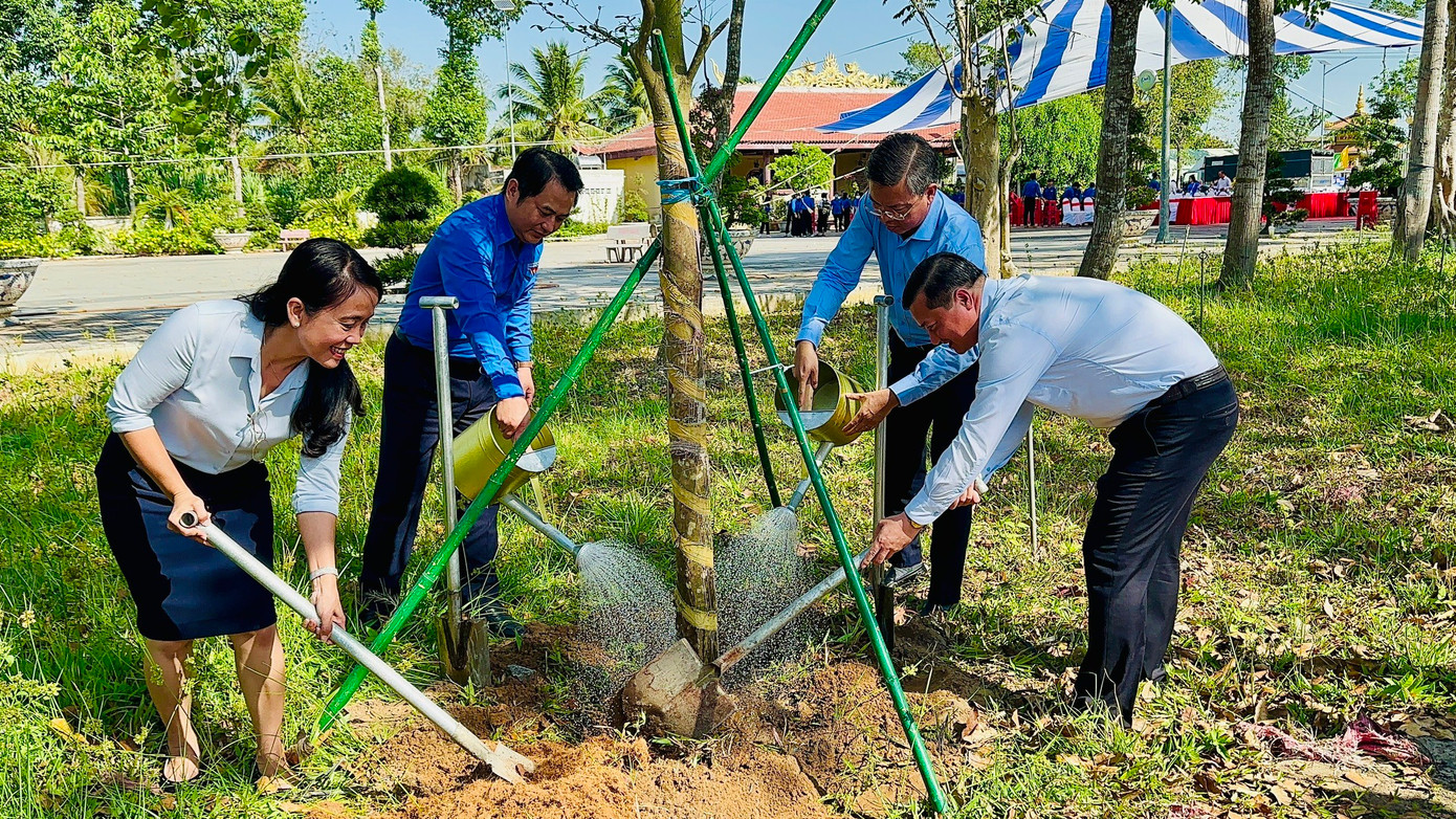Lãnh đạo tỉnh Kiên Giang tham gia trồng cây xanh. Ảnh: TĐ KG