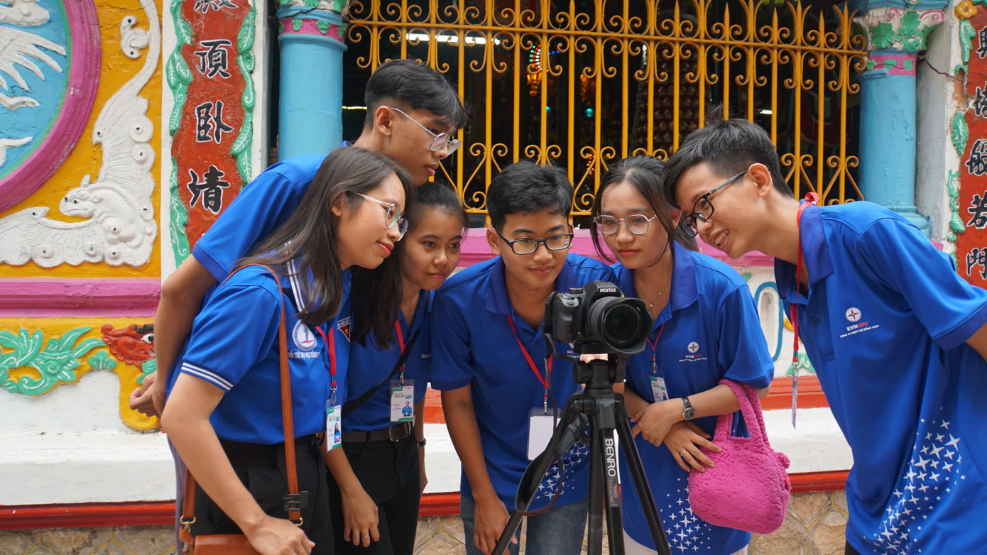 Ê kíp thực hiện số hóa chùa Phước Hưng của trường Đại học Đồng Tháp. Ê kíp thực hiện số hóa chùa Phước Hưng của trường Đại học Đồng Tháp.