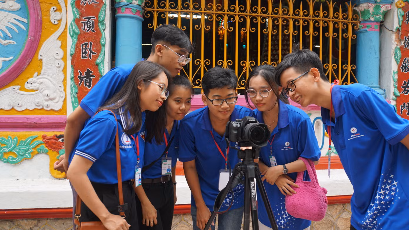 Ê kíp thực hiện số hóa chùa Phước Hưng của trường Đại học Đồng Tháp.