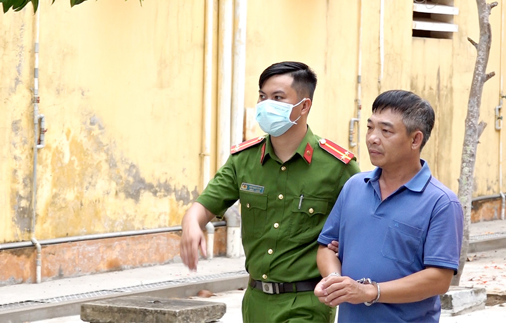 Lê Văn Trường được áp giải về nơi tạm giam. Ảnh: Công an cung cấp. Lê Văn Trường được áp giải về nơi tạm giam. Ảnh: Công an cung cấp.