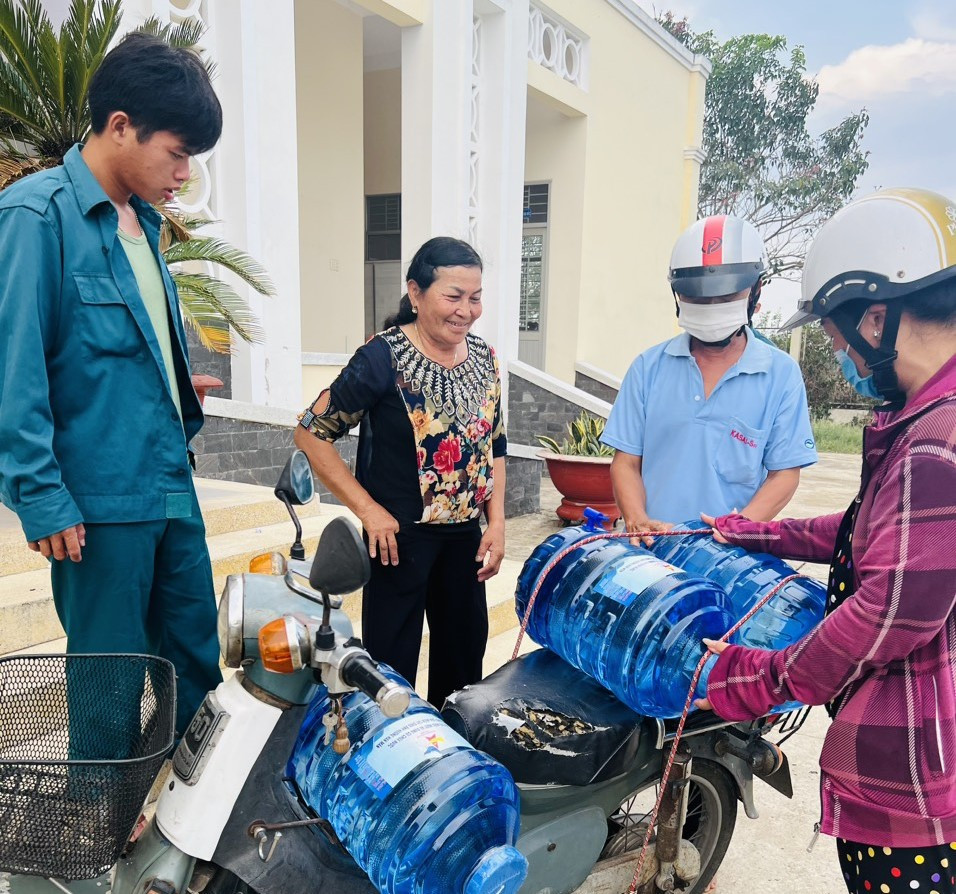 Trao tặng nước cho bà con tại Long An.