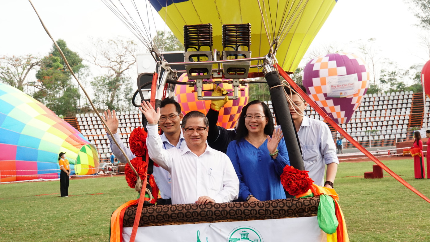 Chủ tịch UBND thành phố Cần Thơ Trần Việt Trường (áo trắng, đứng trước) trải nghiệm bay khinh khí cầu. Ảnh: An Bình.