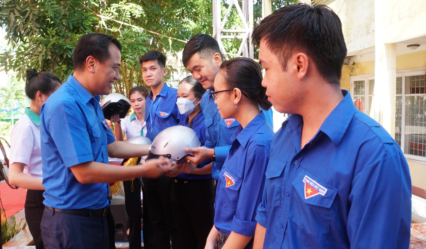 Anh Nguyễn Hải Minh tặng mũ bảo hiểm cho các đơn vị
