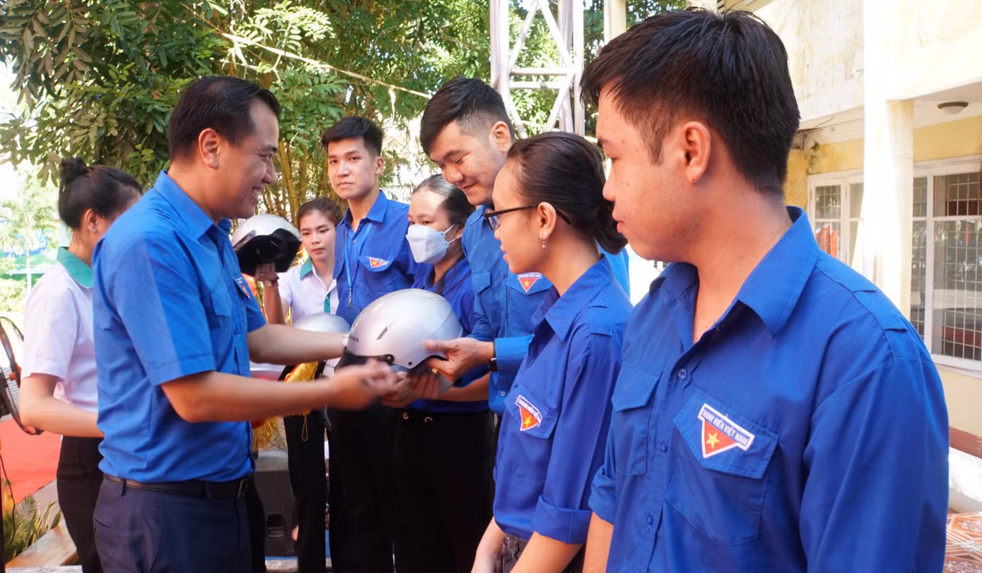 Anh Nguyễn Hải Minh tặng mũ bảo hiểm cho các đơn vị Anh Nguyễn Hải Minh tặng mũ bảo hiểm cho các đơn vị