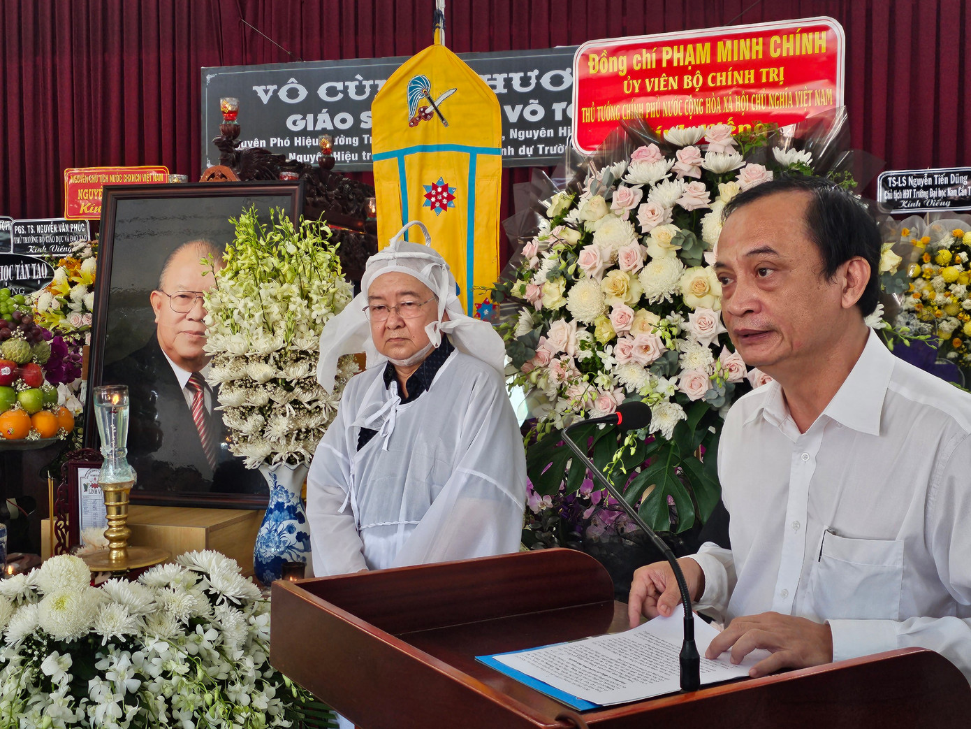 GS.TS Nguyễn Thanh Phương, Chủ tịch Hội đồng trường Đại học Cần Thơ cho biết, có gần 300 đoàn khách trong và ngoài nước đến viếng GS Võ Tòng Xuân. Ảnh: Hòa Hội GS.TS Nguyễn Thanh Phương, Chủ tịch Hội đồng trường Đại học Cần Thơ cho biết, có gần 300 đoàn khách trong và ngoài nước đến viếng GS Võ Tòng Xuân. Ảnh: Hòa Hội