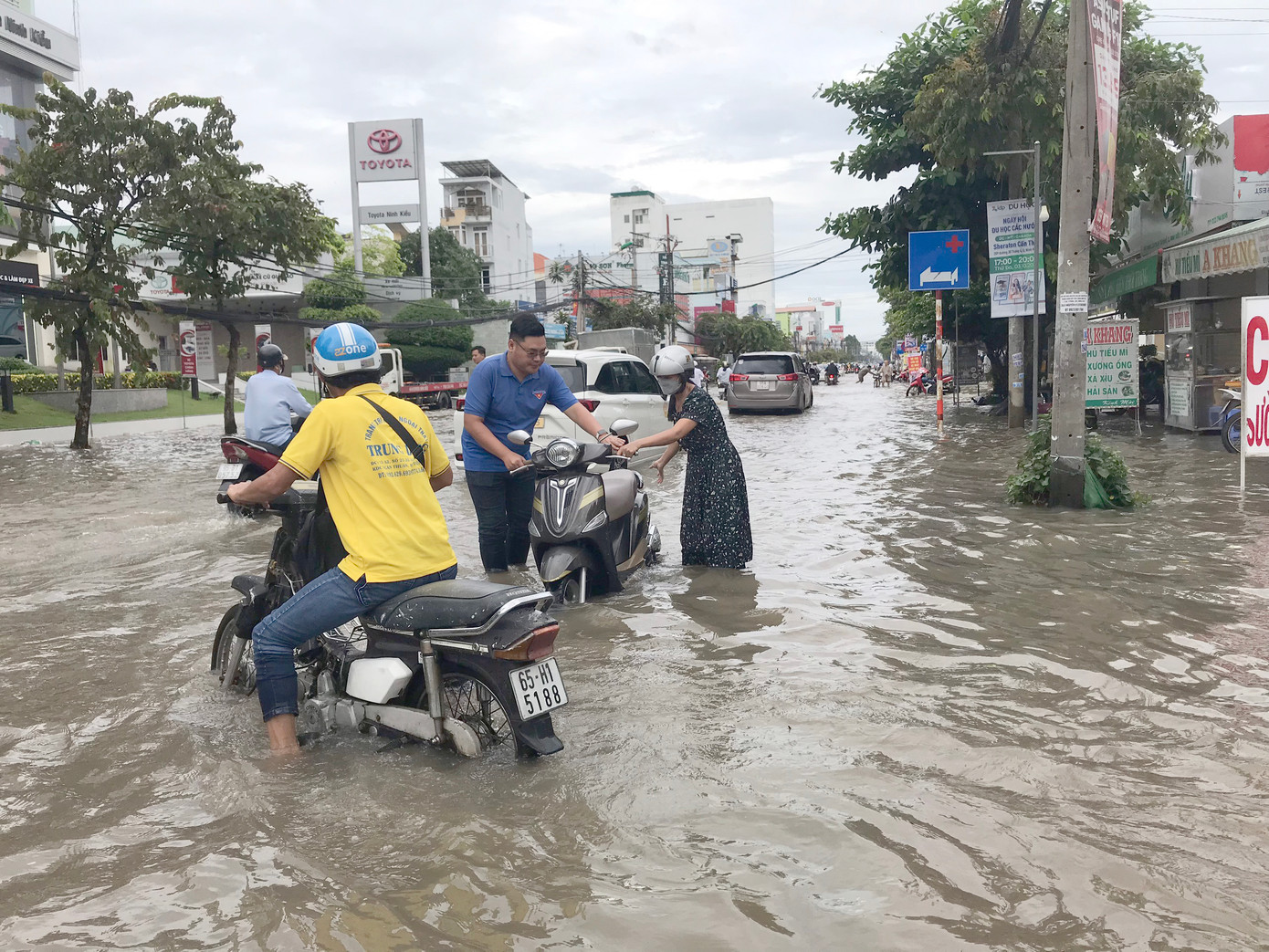 Tuyến đường Cách mạng Tháng 8, quận Ninh Kiều thành sông.