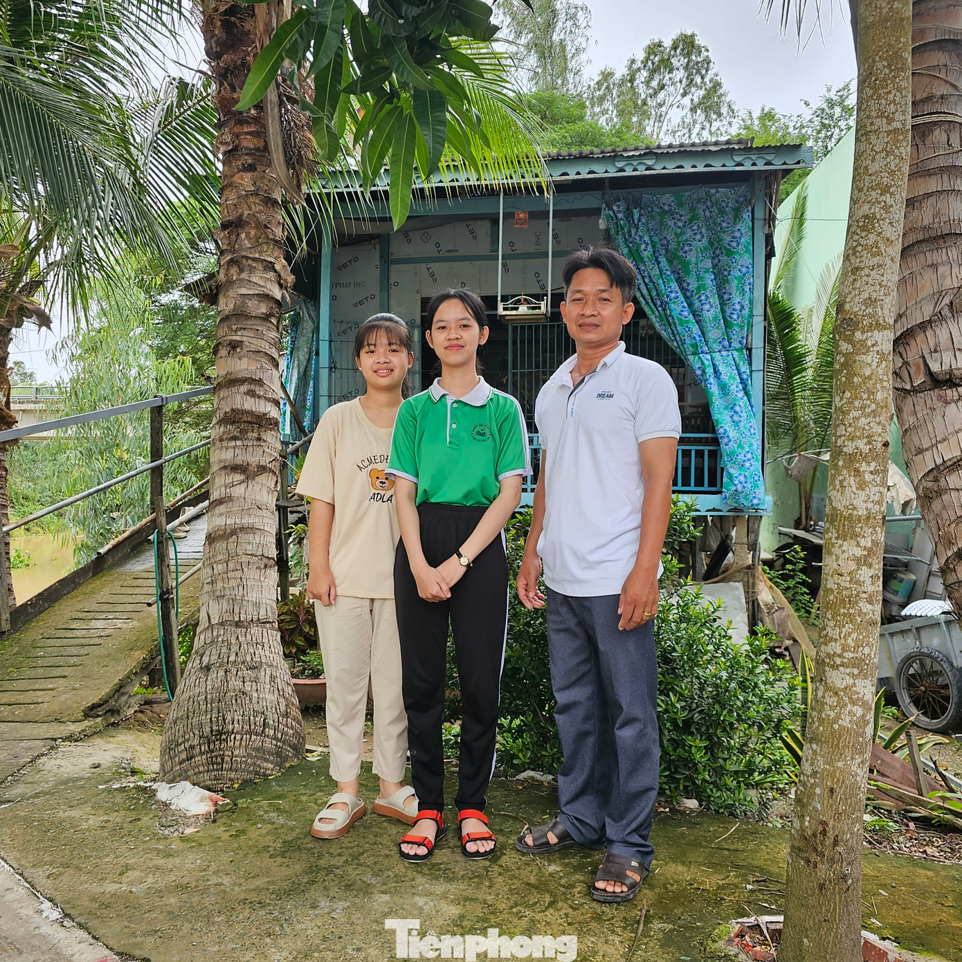 Hằng ngày, cha mẹ Như rong ruổi buôn bán quần áo từ chợ này sang chợ khác, ở khắp các vùng quê. Anh Huỳnh Thanh Dũng (48 tuổi – cha của Như) bảo, thu nhập bấp bênh, ngày kiếm được vài trăm nghìn, nhưng những hôm mưa gió, không bán được. Ảnh: Hòa Hội Hằng ngày, cha mẹ Như rong ruổi buôn bán quần áo từ chợ này sang chợ khác, ở khắp các vùng quê. Anh Huỳnh Thanh Dũng (48 tuổi – cha của Như) bảo, thu nhập bấp bênh, ngày kiếm được vài trăm nghìn, nhưng những hôm mưa gió, không bán được. Ảnh: Hòa Hội