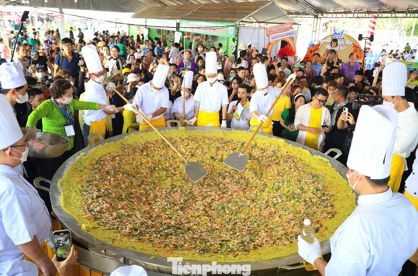 Nghệ nhân Lê Thị Hồng Dung, người trực tiếp chỉ huy đổ bánh xèo cho biết, đây là chiếc bánh xèo đúng chuẩn miền Tây Nam Bộ. Từ trước đến nay bà tham gia nhiều sự kiện ẩm thực, nhưng đây là chiếc bánh xèo lớn nhất mà bà từng biết. Ảnh: M. Trung.