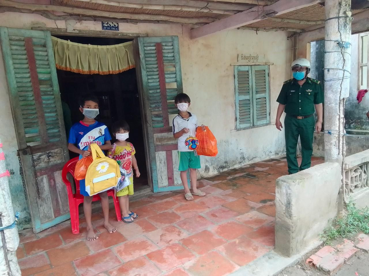 Chiến sĩ biên phòng tặng quà cho trẻ em dân tộc vui trung thu tại Sóc Trăng Chiến sĩ biên phòng tặng quà cho trẻ em dân tộc vui trung thu tại Sóc Trăng