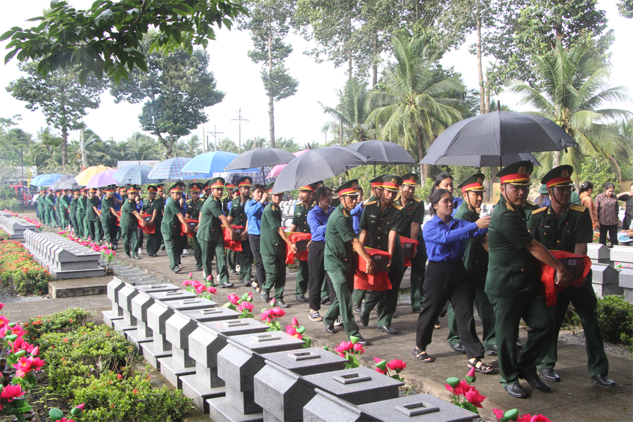 Đưa hài cốt liệt sĩ về nơi an nghỉ tại nghĩa trang liệt sĩ huyện Giồng Trôm (Bến Tre). Ảnh: Trương Hùng.
