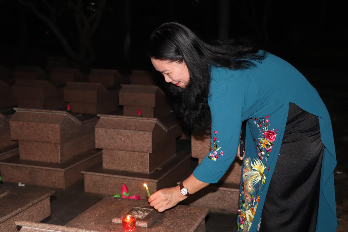 Bà Nguyễn Thị Bé Mười - Phó Chủ tịch UBND tỉnh Bến Tre thắp nến tri ân liệt sĩ.