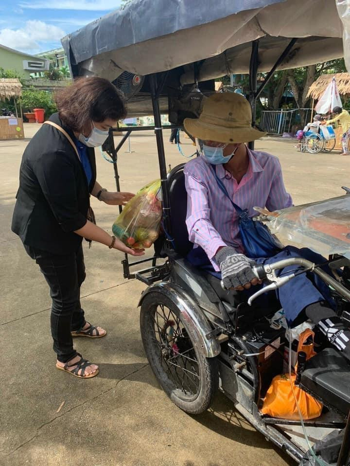 Tại Vĩnh Long, Bí thư Tỉnh đoàn Nguyễn Huỳnh Thu cho biết, trong những ngày qua, Tỉnh đoàn cũng tổ chức nhiều hoạt động hỗ trợ người nghèo khó khăn ảnh hưởng bởi dịch COVID-19, điển hình là &apos;Gian hàng 0 đồng&apos;. - Ảnh: TĐVL